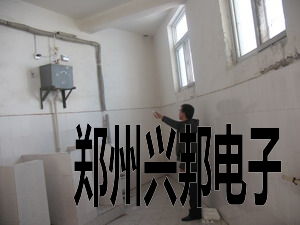 溝槽式廁所節(jié)水器在鄭州二七區(qū)長江東路小學安裝現(xiàn)場